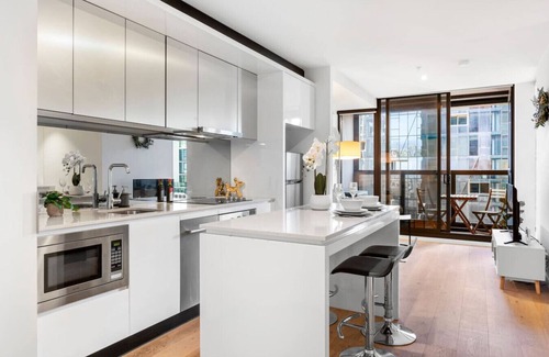 Melbourne Central Business District Apartment | Sky-High CBD Retreat | 2BR Apartment w/Pool & Gym