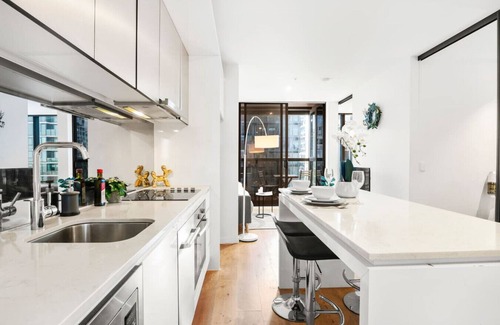 Melbourne Central Business District Apartment | Sky-High CBD Retreat | 2BR Apartment w/Pool & Gym