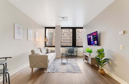 Downtown Pittsburgh Apartment | Sky High Luxury - 10th Floor - PRIME LOCATION CITY VIEWS FAST WIFI 24-7 Gym Lounge Roku