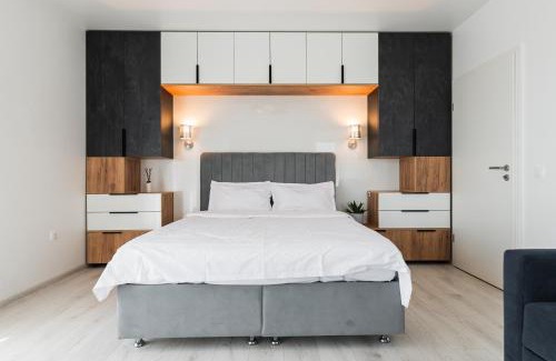 Brasov Apartment | Skylark - Melbourne Penthouse with Jacuzzi & View