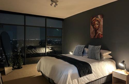 Edenvale Apartment | Skyline Hideout XL King Bed FREE Parking Views