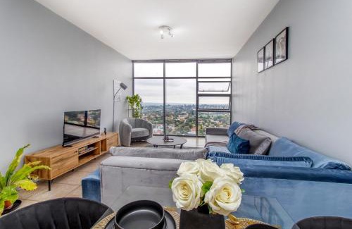 Edenvale Apartment | Skyline Hideout XL King Bed FREE Parking Views