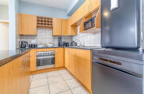 Edenvale Apartment | Skyline Hideout XL King Bed FREE Parking Views