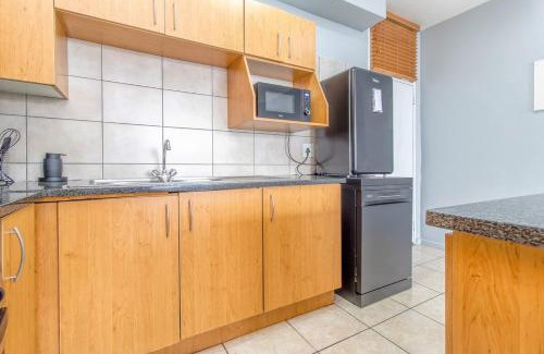 Edenvale Apartment | Skyline Hideout XL King Bed FREE Parking Views