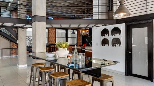 Historic Core House | Skyline Lofts by AvantStay: a multi-level industrial-chic retreat in DTLA with rooftop views soaring ceilings steps to dining music culture