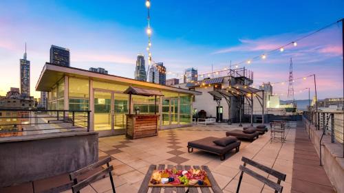 Historic Core House | Skyline Lofts by AvantStay: a multi-level industrial-chic retreat in DTLA with rooftop views soaring ceilings steps to dining music culture