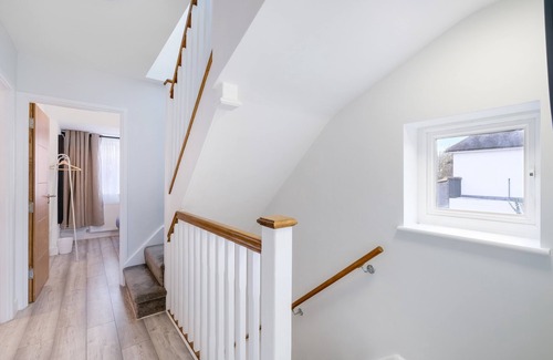 Iver House | SL0 Church Rd 254 - Bright 6 bedroom 3 bath house ideal for Pinewood Studios