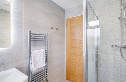 Iver House | SL0 Church Rd 254 - Bright 6 bedroom 3 bath house ideal for Pinewood Studios