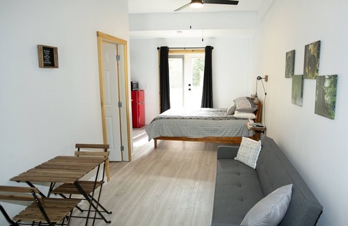 Revelstoke Apartment | *SLED-IN, SLED-Out* Sledder's Getaway