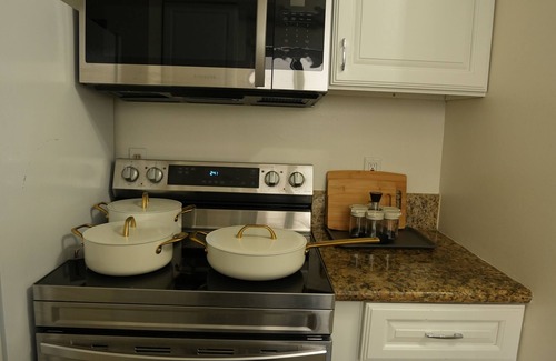 Huntington Beach Apartment | Sleek 2BR Townhouse - 2 King Beds Surf City Huntington Beach- Disney& Beach