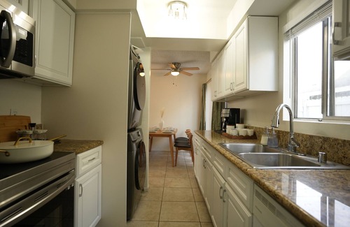 Huntington Beach Apartment | Sleek 2BR Townhouse - 2 King Beds Surf City Huntington Beach- Disney& Beach