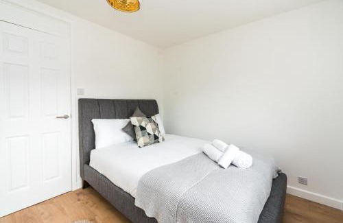 Anerley Apartment | Sleek and Stylish 2BD Home with a Garden Anerley