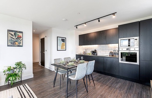 College Park and Old Oak Apartment | Sleek and Stylish 9th Floor Apartment