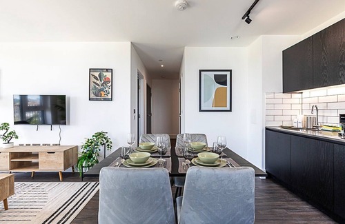 College Park and Old Oak Apartment | Sleek and Stylish 9th Floor Apartment