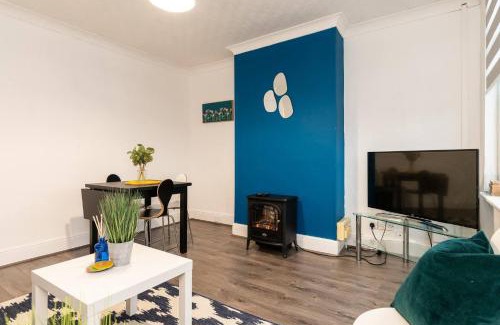 Wigston Apartment | Sleek City Getaway - Walkable Free Parking