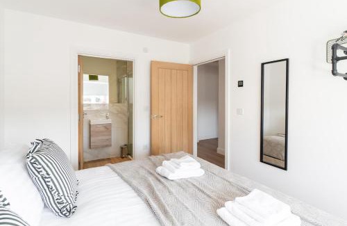 Rothley Apartment | Sleek & Cozy 2BR Apartment for Your Stay # 3
