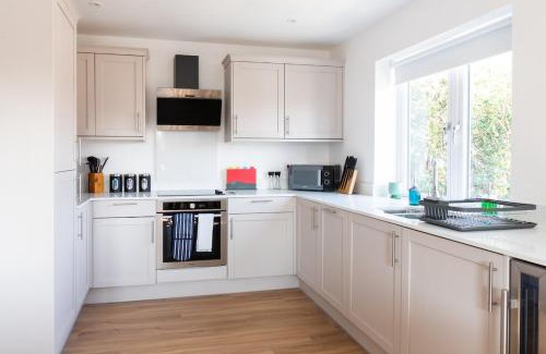 Rothley Apartment | Sleek & Cozy 2BR Apartment for Your Stay # 3