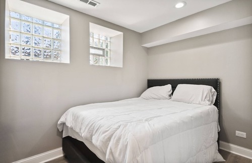 Washington Park Condo | Sleek Duplex Condo Featuring State-of-the-Art 4K LED TVs and PS5 Gaming Console