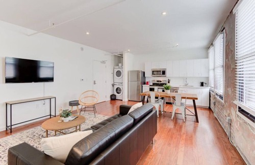 Downtown Memphis Apartment | Sleek Historic Gem: Walk to Beale St, Eats & Music
