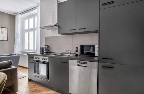 Friedrichshain-Kreuzberg Apartment | Sleek Kreuzberg Studio in super central area, by Blueground