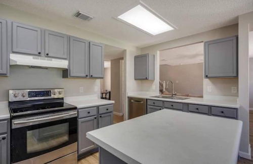 Wetmore House | Sleek-La Cantera/Medical/UTSA/game room-Sleeps 14