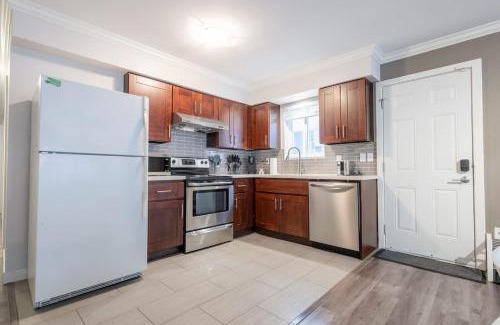 Sunset Apartment | Sleek Modern Escape Suite - Comfort and Style in the City