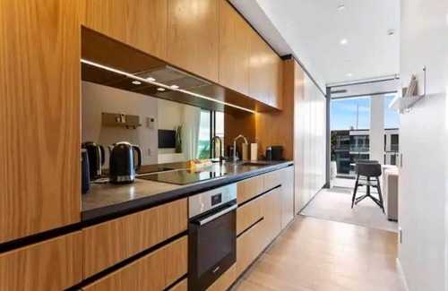Auckland Central Business District Apartment | Sleek Modern Studio with Balcony by Zodiak Stays