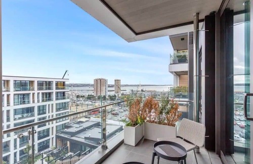 Auckland Central Business District Apartment | Sleek Modern Studio with Balcony by Zodiak Stays