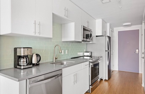 Mount Vernon Triangle Apartment | Sleek Mount Vernon Studio w/Pool, W/D & Gym, near Metro, by Blueground