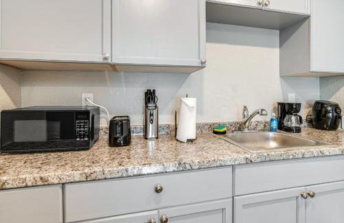 Homosassa Apartment | Sleek Studio Bunk 2 Mi to Chassahowitzka River!