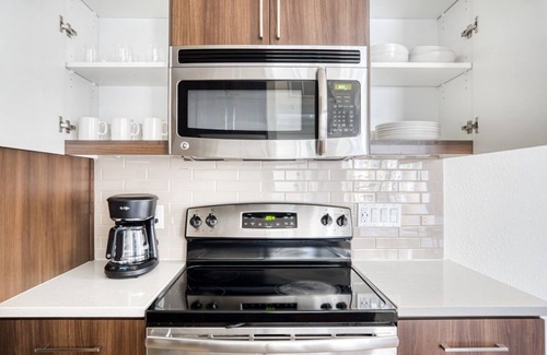 Sunnyvale Apartment | Sleek Sunnyvale 1BR w/Pool, W/D, Gym, near 101 & 237, by Blueground