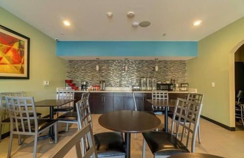 Moulton Hotel | Sleek Unit Near Kloesel’s With Breakfast And Pet Friendly Options
