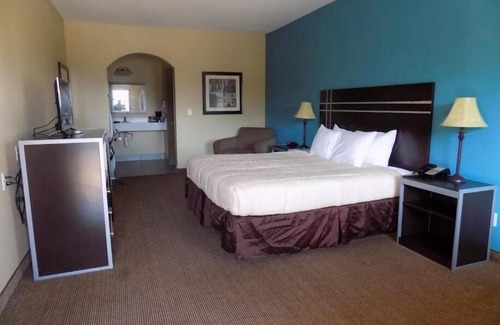 Moulton Hotel | Sleek Unit Near Kloesel’s With Breakfast And Pet Friendly Options