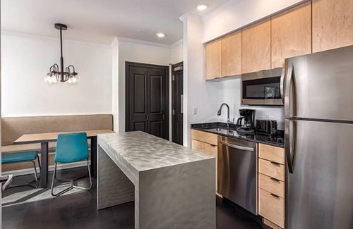 Old Town Chinatown Hotel | Sleek Waterfront District Hotel in the heart of Downtown