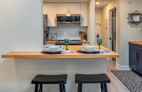Daphne Condo | Sleep 4 | King Bed | Golf Course