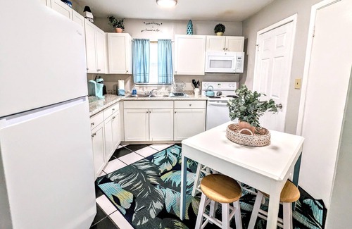 Crescent Beach Cottage | Sleep 6 comfortably, steps from the Beach!