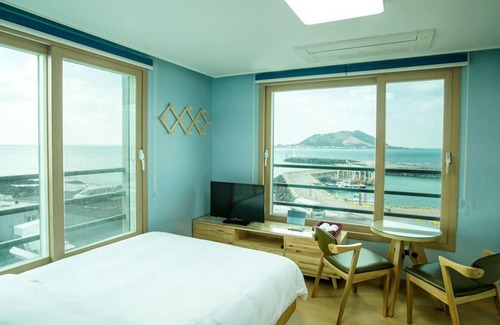 Hallim House | Sleep in the Sea