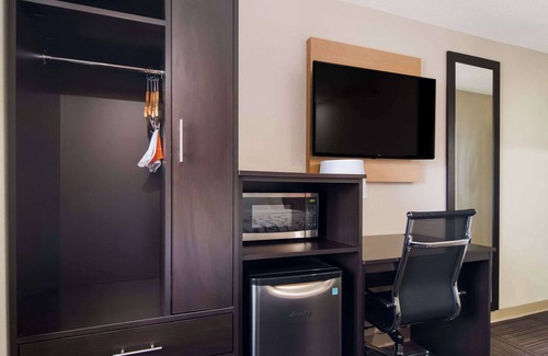 Erie Hotel | Sleep Inn Erie near Sports Center