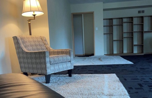 Lindenwood Park Condo | Sleep up to 14 in Massive Centrally Located 3,400 sqft condo