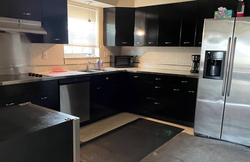 Lindenwood Park Condo | Sleep up to 14 in Massive Centrally Located 3,400 sqft condo