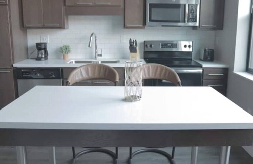 Downtown Des Moines Apartment | Sleepover: Chic 1BD/1BA - Downtown Des Moinesn