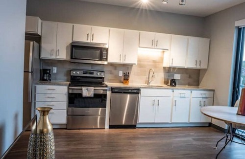 Des Moines Apartment | Sleepover: Private 1BD/1BA - Downtown Des Moines