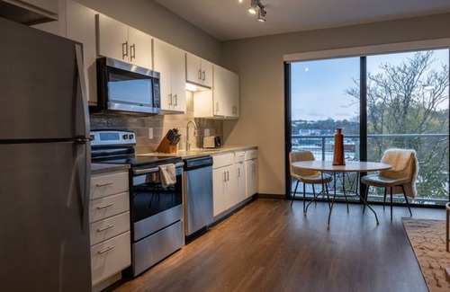 Des Moines Apartment | Sleepover: Private 1BD/1BA - Downtown Des Moines