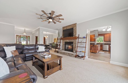 Eatonton House | Sleeps 10, Pool table, Big Water-Top 10 fishing spots in GA! 17ft Water Depth!