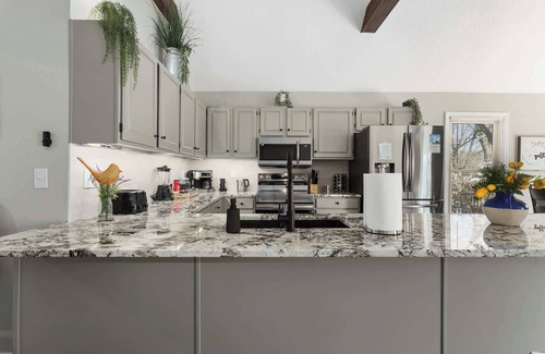 New Century House | Sleeps 11 Cozy & Comfortable|Steps to Lake|Dock