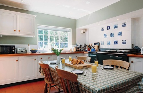 Cowes House | Sleeps 12-14 - Dog Friendly - Parking - Cowes