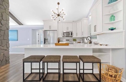 Milledgeville House | Sleeps 12, 16ft Water, Game Room, Hot Tub + MORE!