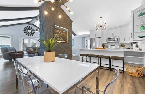 Milledgeville House | Sleeps 12, 16ft Water, Game Room, Hot Tub + MORE!