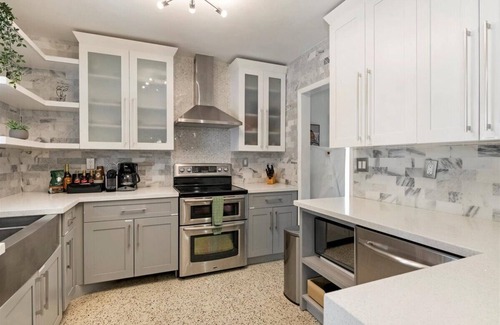 Coral Way Villa | Sleeps 12, huge heated pool & spa, near Brickell.