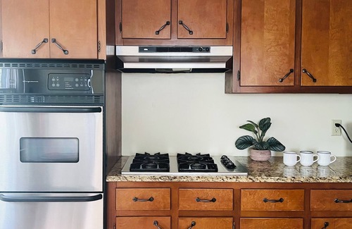 Park Forest Village House | Sleeps 12/Mid-Century Cool/Minutes to Stadium